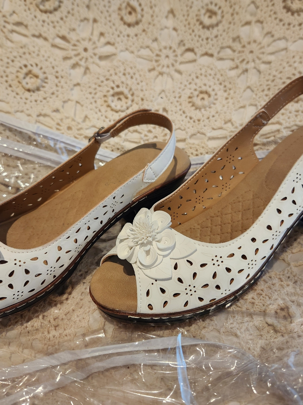 Patrizia Women's White Floral Cutout Slingback Sandals Size 11 Like New